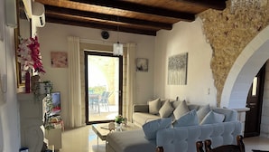 Smart TV, fireplace, DVD player, books - Exclusive Villa with stunning, Sea and White Mountains Views and Internet access (Chania)