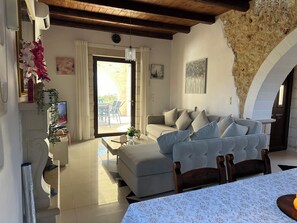 Smart-TV, Kamin, DVD-Player, Bücher