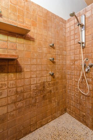 Douche, séchoir à cheveux, bidet, serviettes fournies