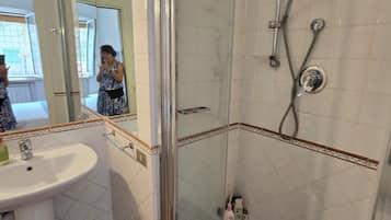 Ensemble douche/baignoire, sĂšche-cheveux, bidet, serviettes fournies