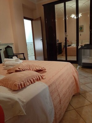 3 habitaciones, escritorio y tabla de planchar con plancha 