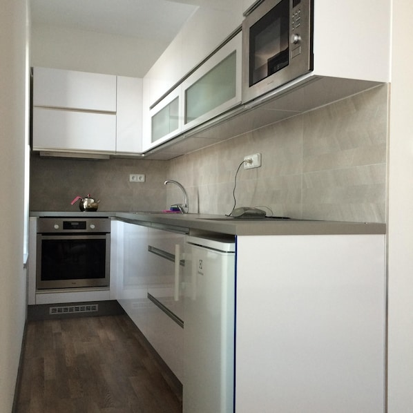 Kühlschrank, Mikrowelle, Ofen, Herdplatte