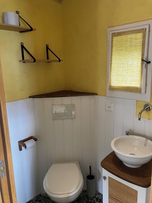 Chuveiro, secador de cabelo, toalhas de banho