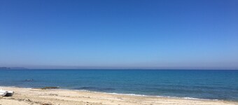 Amarylis Apartment: Lovely, air-conditioned apartment set within walking distance to sandy beach
