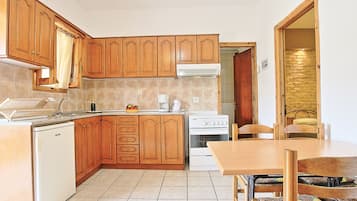 Fridge, oven, coffee/tea maker, toaster