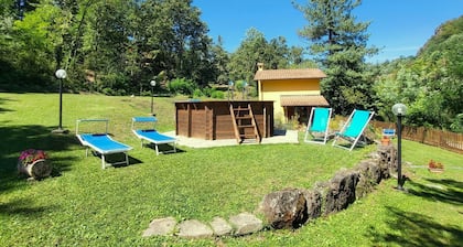 Romantische Riverside Property, kleiner privater Pool. Wifi. Zu Fuß zum Dorf.