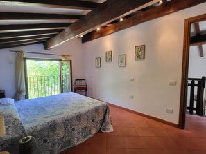 2 bedrooms, internet, bed sheets