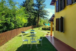 A yellow building with a fenced backyard, outdoor seating, and a wooden deck. - Romantic Riverside Property, small private pool. WIFI . Walk to facilities (Borsigliana)