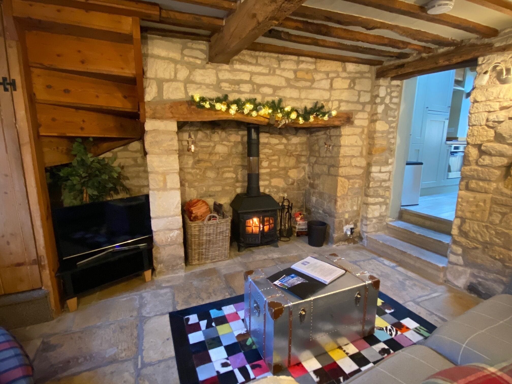 TV connectée, cheminée, livres