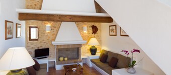 CAN NOVES- Magnificent newly built villa, central and well equipped