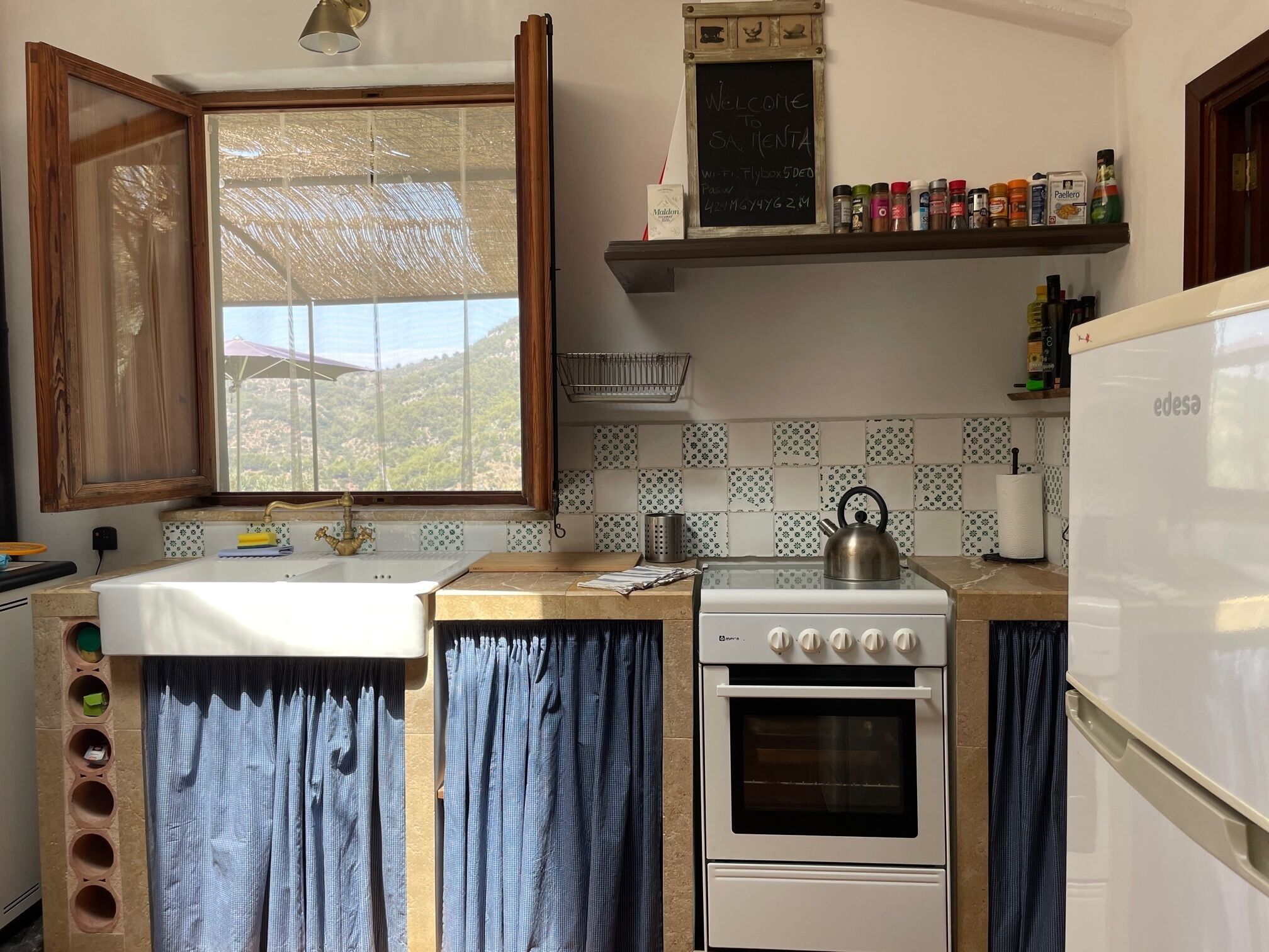 Fridge, oven, coffee/tea maker, electric kettle