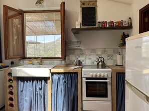 Fridge, oven, coffee/tea maker, electric kettle