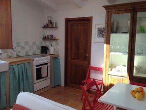 Fridge, oven, coffee/tea maker, electric kettle