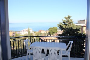 Outdoor dining - APARTMENT-2 NEAR THE SEA-PRIVATE PARKING-PANORAMIC VIEW (Cefalù)