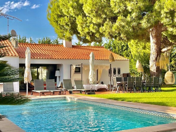 Outdoor pool - Villa -5 min walk from beach. 12 people. Big garden with private pool (Albufeira)