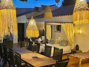 Outdoor dining - Villa -5 min walk from beach. 12 people. Big garden with private pool (Albufeira)