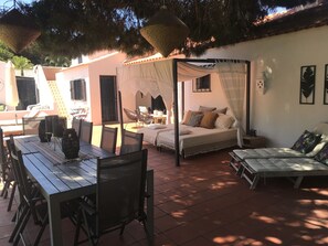 Outdoor dining - Villa -5 min walk from beach. 12 people. Big garden with private pool (Albufeira)