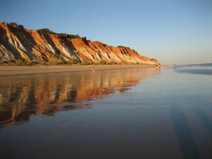 On the beach, beach towels - Villa -5 min walk from beach. 12 people. Big garden with private pool (Albufeira)