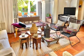 Smart TV, chimenea, reproductor de DVD y tenis de mesa 