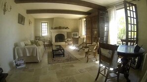 Smart TV, caminetto, lettore DVD, libri