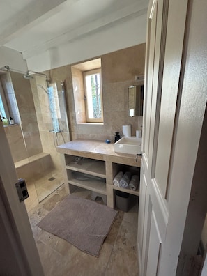 Combined shower/tub, hair dryer, bidet, towels - Beautiful property in one of the most beautiful villages of Provence: Gordes (Gordes)
