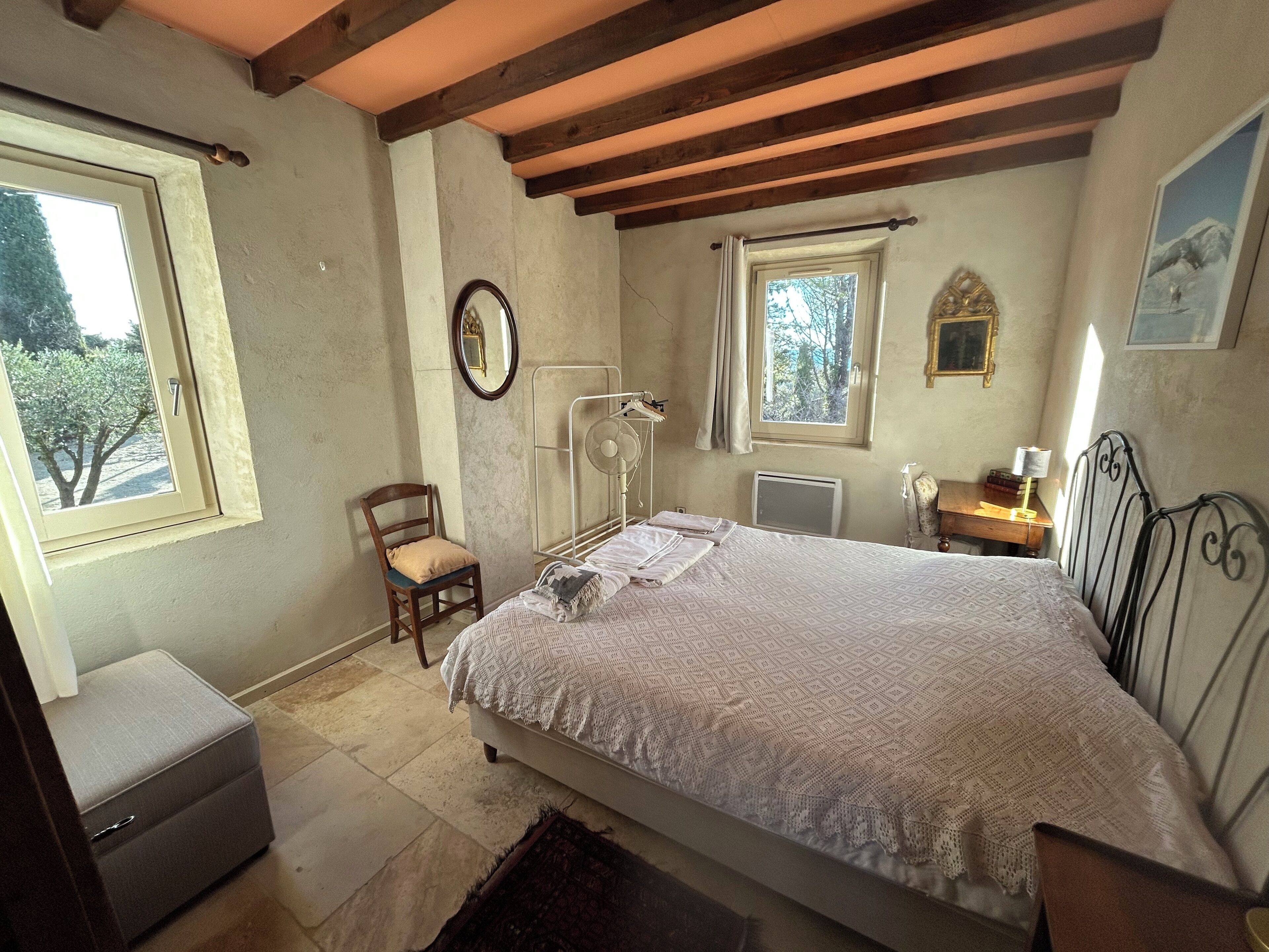 4 slaapkamers, een bureau, een strijkplank/strijkijzer, reisbedje