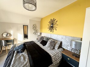 3 bedrooms, desk, iron/ironing board, travel cot