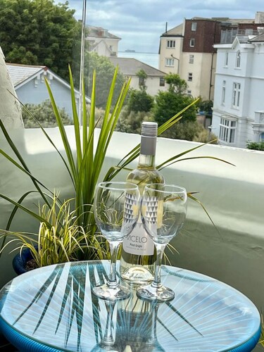 Roof Terrace Beach at end of road, Private Parking