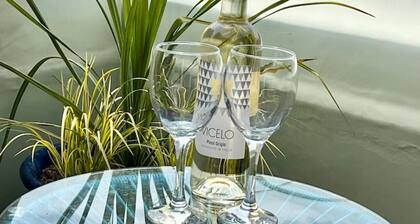 Roof Terrace Beach at end of road, Private Parking