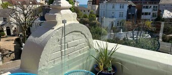 Roof Terrace Beach at end of road, Private Parking