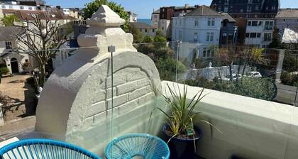 Roof Terrace Beach at end of road, Private Parking