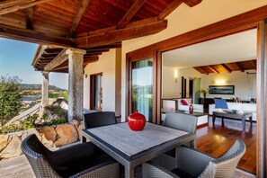 Outdoor dining - Villa Brandinchi: amazing villa with seaview, close to the beach with professional desinfection. (Capo Coda Cavallo)