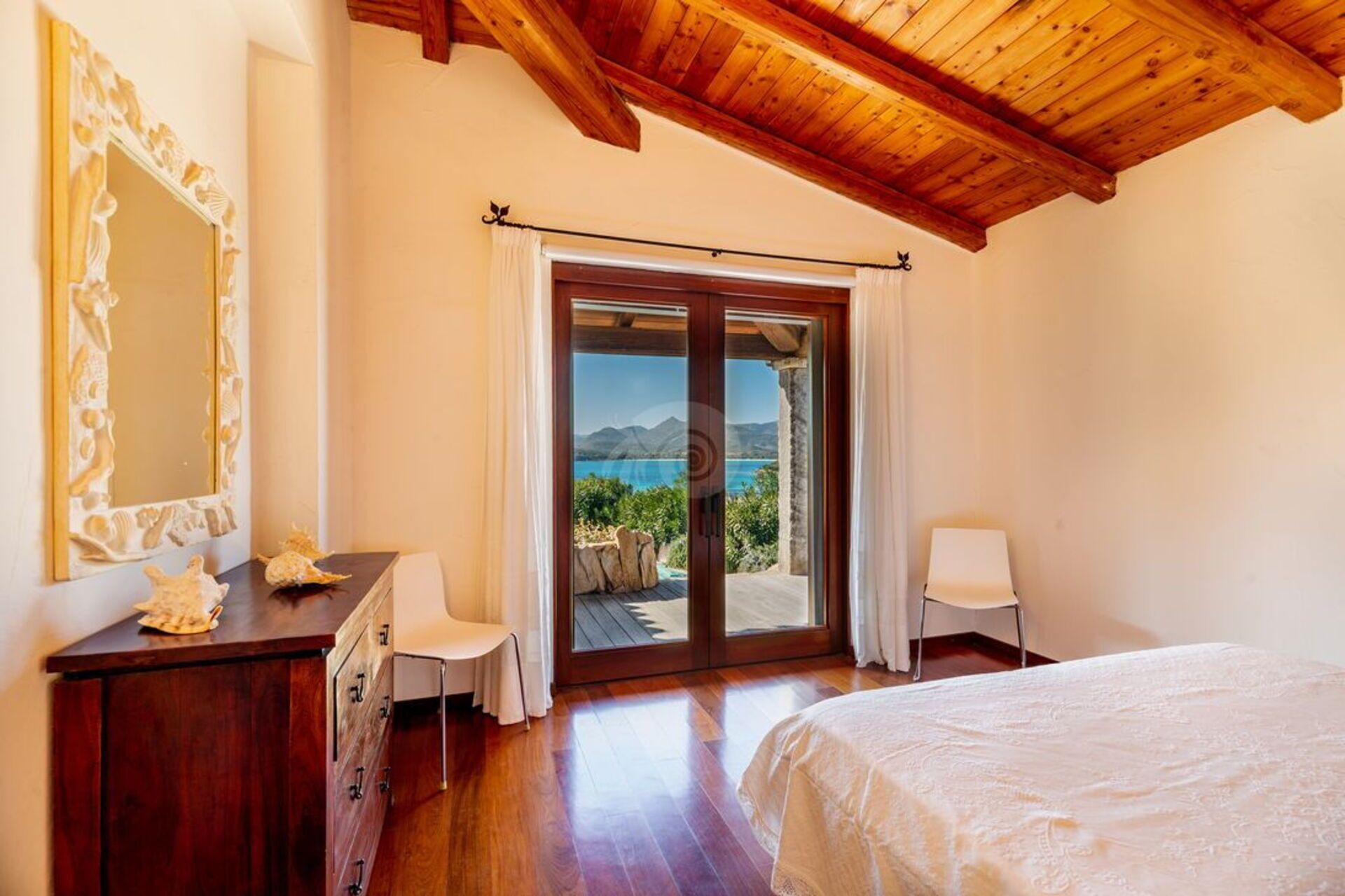 5 bedrooms, travel cot, free WiFi