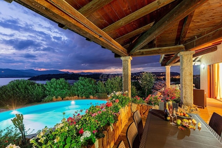 Outdoor dining. Villa Brandinchi: amazing villa with seaview, close to the beach with professional desinfection.