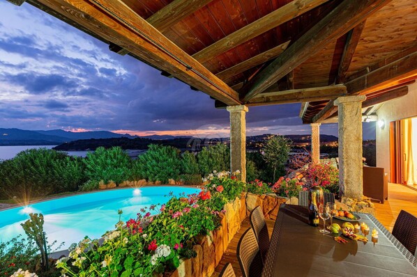 Outdoor dining - Villa Brandinchi: amazing villa with seaview, close to the beach with professional desinfection. (Capo Coda Cavallo)