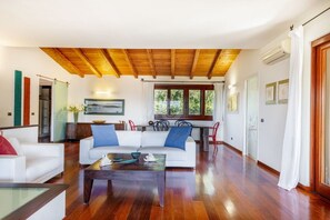 TV - Villa Brandinchi: amazing villa with seaview, close to the beach with professional desinfection. (Capo Coda Cavallo)