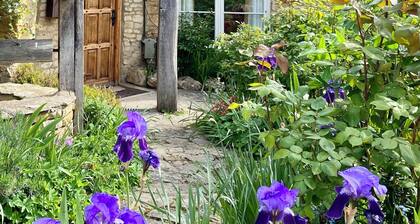 Unique & Characterful 16th Century Cottage w/own driveway 2 Min Walk to Village!