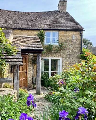 Unique & Characterful Jacobean Cottage w/own driveway 2 Min Walk to Village!