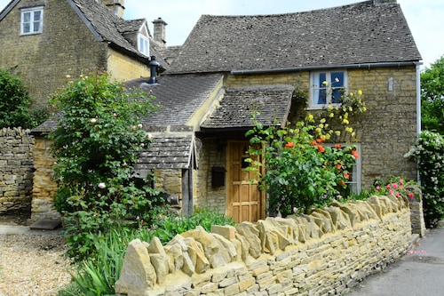 Characterful 16th Century Cottage, off street parking, 2 Min Walk to Village!