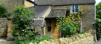 Characterful 16th Century Cottage, off street parking, 2 Min Walk to Village!