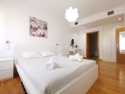 High Floor Apartment with River View Parque Nacoes Expo13