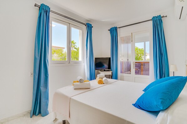 3 bedrooms, iron/ironing board, travel crib, free WiFi