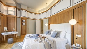 A bedroom with a large bed, bedside tables, a desk, and a reading area. - Wonderful suite overlooking the Great Synagogue. 110 m2 -WiFi - AC (Budapest)