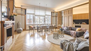 A spacious living room with a fireplace, dining area, and a sofa. - Wonderful suite overlooking the Great Synagogue. 110 m2 -WiFi - AC (Budapest)
