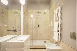Tina con regadera, secadora de cabello, bidet, toallas 