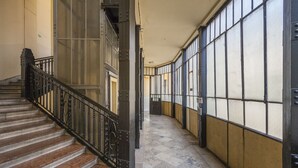 A corridor with a staircase, tiled walls, and a metal railing. - Wonderful suite overlooking the Great Synagogue. 110 m2 -WiFi - AC (Budapest)