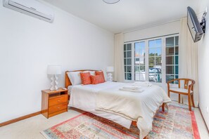 4 bedrooms, iron/ironing board, internet, bed sheets