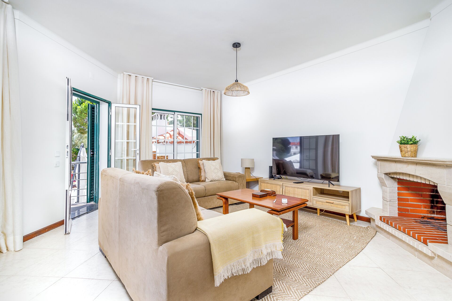 Fernseher, Kamin, DVD-Player, Tischfußball