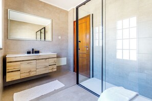 Duschwanne, Haartrockner, Bidet, Handtücher
