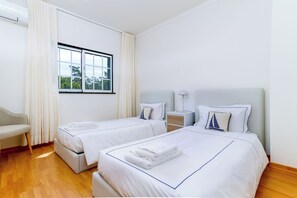 4 bedrooms, iron/ironing board, internet, bed sheets